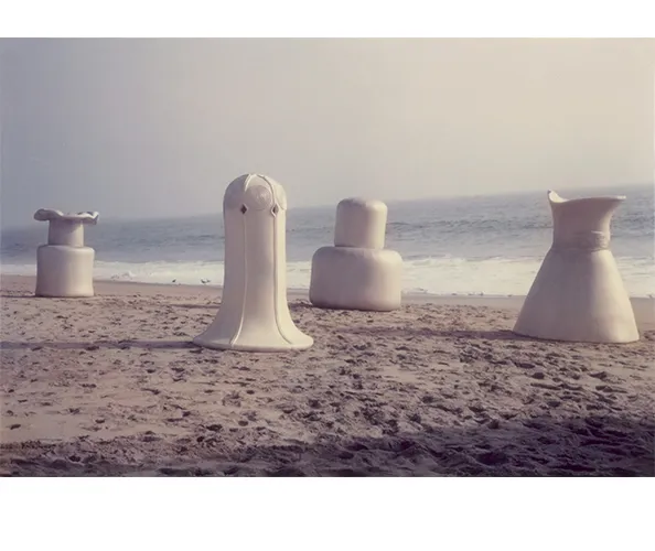 Heidi Bucher, "Bodyshells, Venice Beach," video still, 1972. Courtesy of the artist and Mendes Wood DM, São Paulo, Brussels, Paris, New York.
