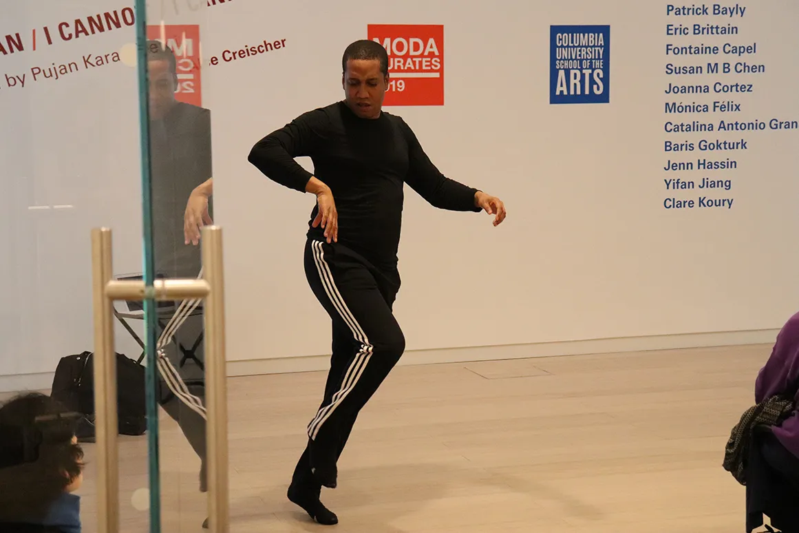 Documentary image of the performance of "Morning Breath" (2019) by Aurelius Carson. Courtesy the artist; photograph by Documentary image of the performance of "Morning Breath" (2019) by Aurelius Carson. Courtesy the artist; photograph by Alessandra Gómez.