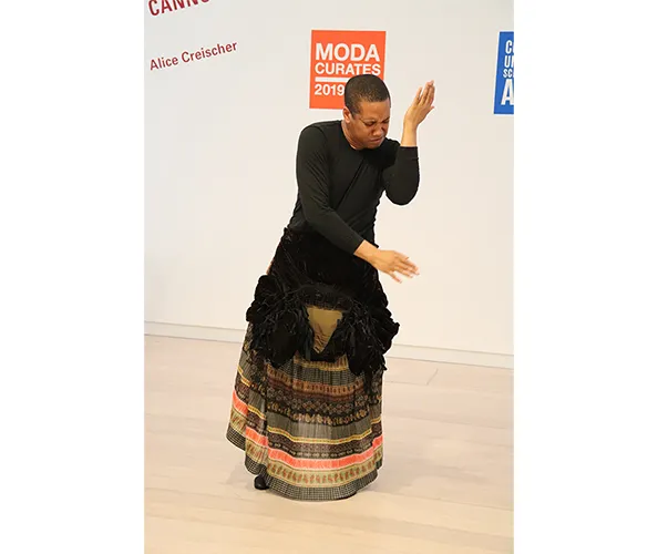 Documentary image of the performance of "Morning Breath" (2019) by Aurelius Carson. Courtesy the artist; photograph by Documentary image of the performance of "Morning Breath" (2019) by Aurelius Carson. Courtesy the artist; photograph by Alessandra Gómez.