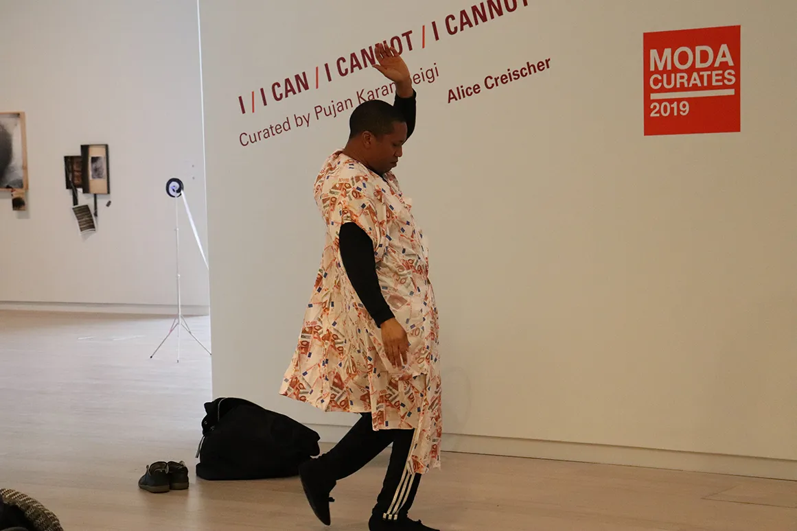 Documentary image of the performance of "Morning Breath" (2019) by Aurelius Carson. Courtesy the artist; photograph by Documentary image of the performance of "Morning Breath" (2019) by Aurelius Carson. Courtesy the artist; photograph by Alessandra Gómez.